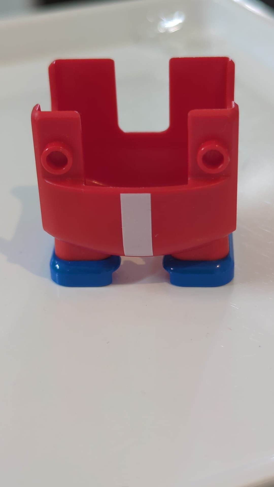 Große Figurenbeine, Super Mario Overall mit geformten blauen Schuhen und aufgedrucktem weißen Streifenmuster „Propeller Mario“ rot