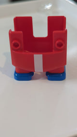 Große Figurenbeine, Super Mario Overall mit geformten blauen Schuhen und aufgedrucktem weißen Streifenmuster „Propeller Mario“ rot