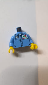 Hemd mit Kragen und Knöpfen, weißes Unterhemd, Tasche mit Notizblock und Stift, Octan-Logo-Muster / mittelblaue Ärmel / gelbe Hände mittelblau