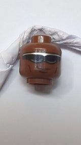 Minifigur, Kopfbrille mit schwarzer und silberner Sonnenbrille, schiefes Lächeln, Wangenlinienmuster „Power Man“ neubraun