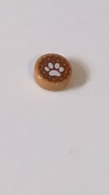 1x1 Fliese, rund mit weißem Tierpfotenabdruck auf rotbraunem Hundekeks-Muster nougat (medium)