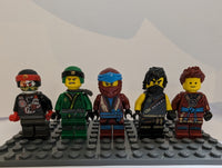 Bunte Tüte mit diesen 5 Minifiguren aus dem Bereich Ninjago