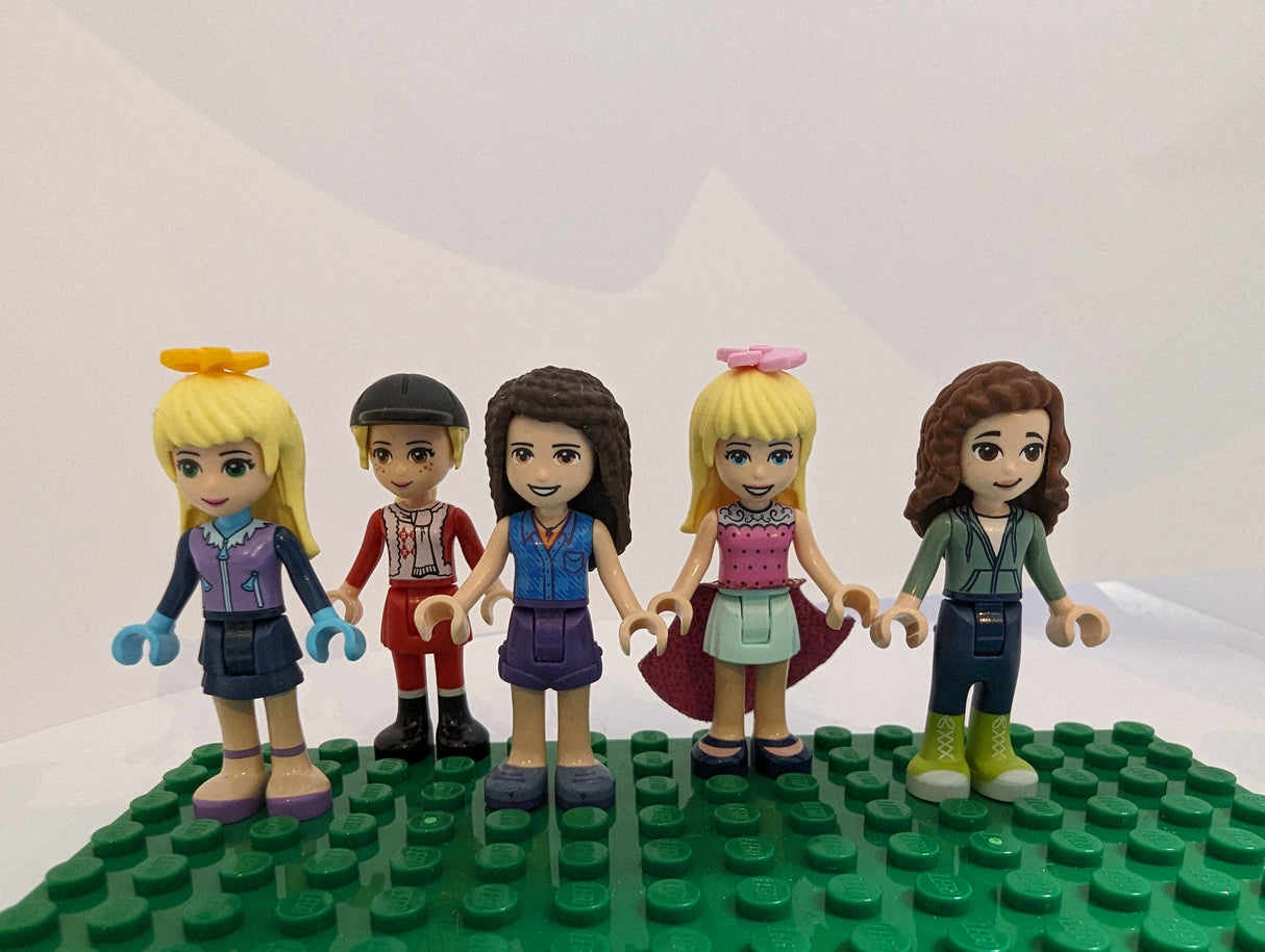 Bunte Tüte mit diesen 5 Minifiguren aus dem Bereich Friends