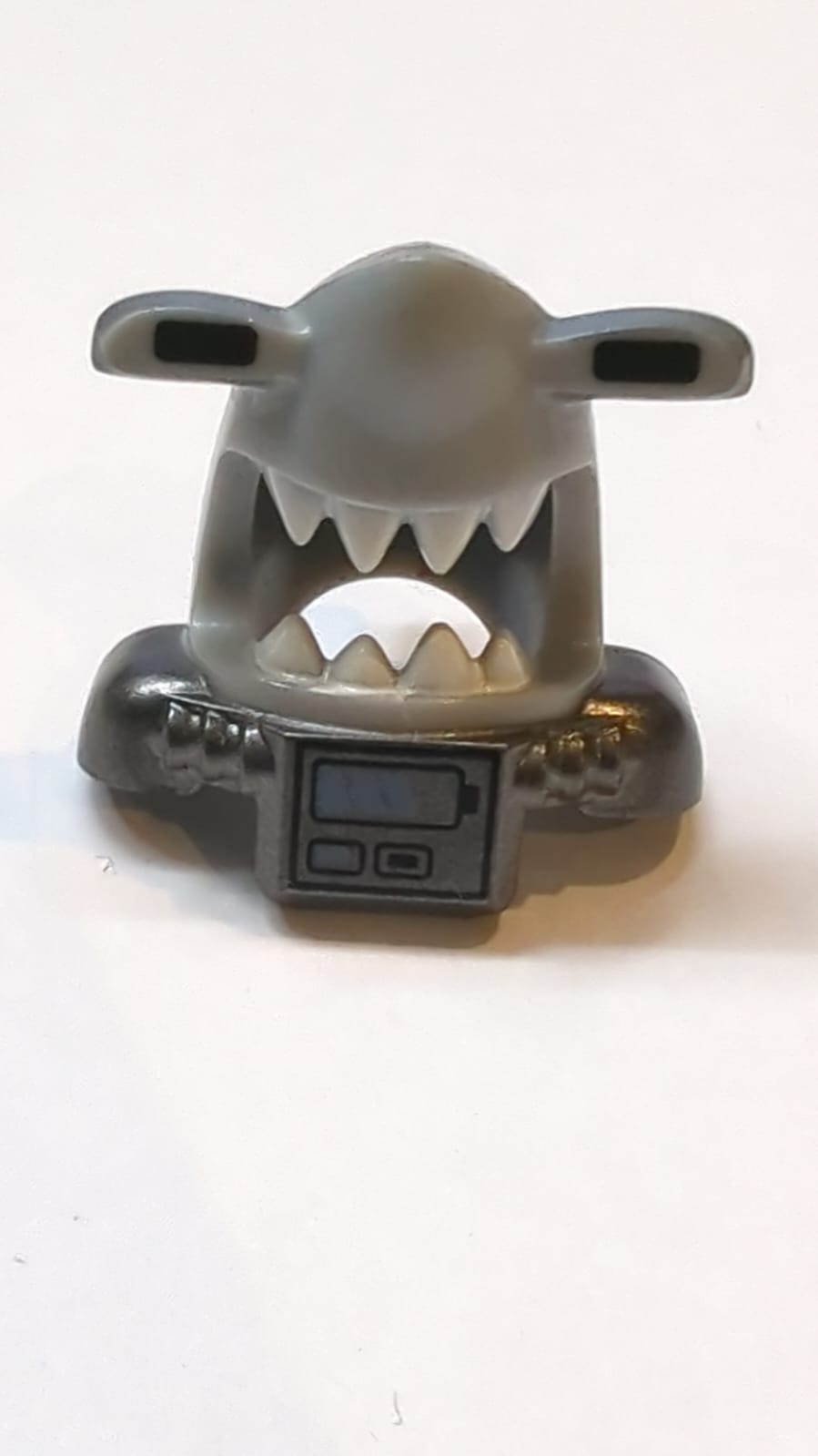 Maske Haikopf mit  Rücken, erweiterten Augen, weißen Zähnen, Schulterpolstern und Front-Batteriefeldmuster, neuhellgrau