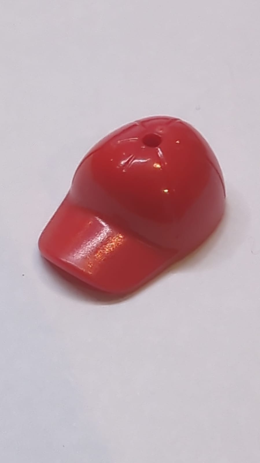 Kopfbedeckung Cap Kappe Minifigur - kurzer gebogener Schirm, mit Nähten und kleinem Loch rot