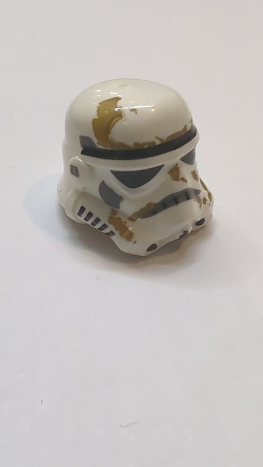 Kopfbedeckung Helm SW Sturmtruppler mit geformter schwarzer Stirn, Augen, Nase, Kinn und Paneelen auf der Rückseite sowie bedrucktem dunkelblau-grauen Muster und goldenen Rissen (Nachttruppler), weiß