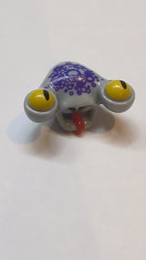 Kopf, modifizierter Alien mit Zunge und gelben Augen, dunkelviolettes Schuppenmuster (Squidtron) neuhellgrau