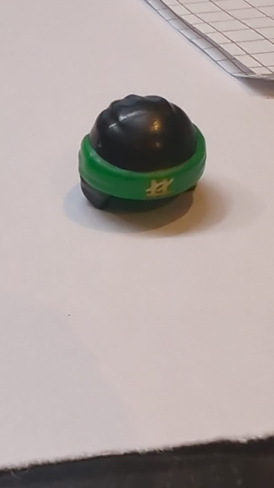 Kopfbedeckung Ninjago Wickeltyp 3 mit geformtem grünen Bandana und Knoten sowie bedrucktem goldfarbenem Ninjago-Logogramm 'LL'-Muster schwarz