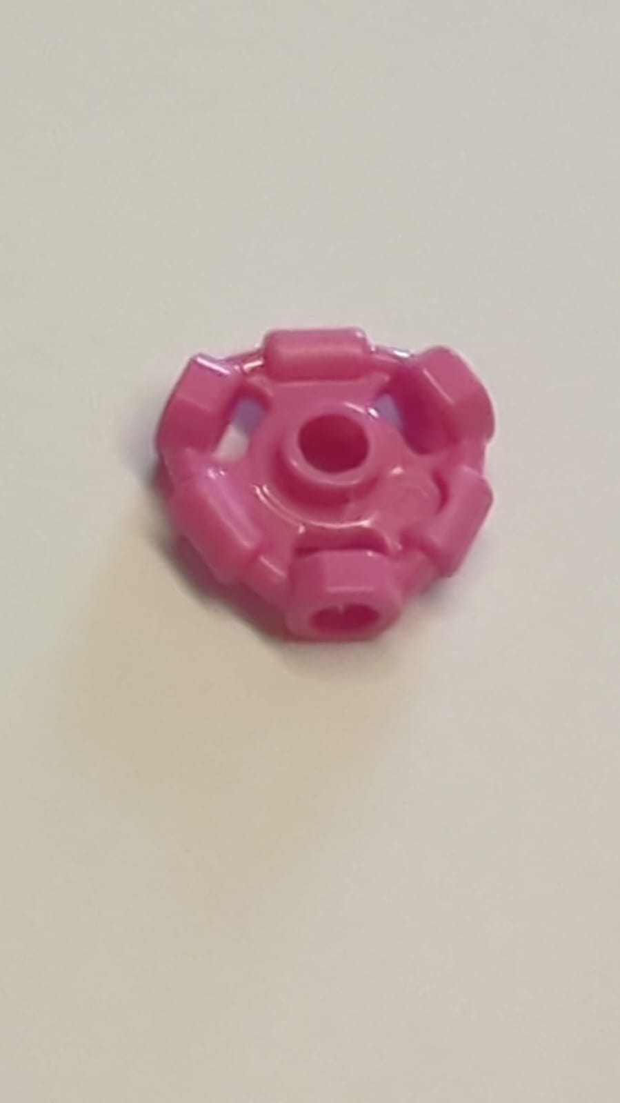 NEU Minifigur, Waffenhalterring mit 3 Stangen und 3 Stangenlöchern (Ninjago Aeroblade Center) – offene Noppe knallpink