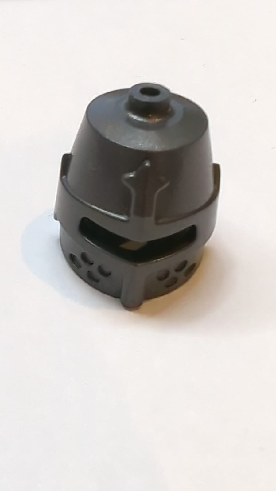 Kopfbedeckung Helm Burg Geschlossen mit Augenschlitz (Großhelm / Fasshelm) titan