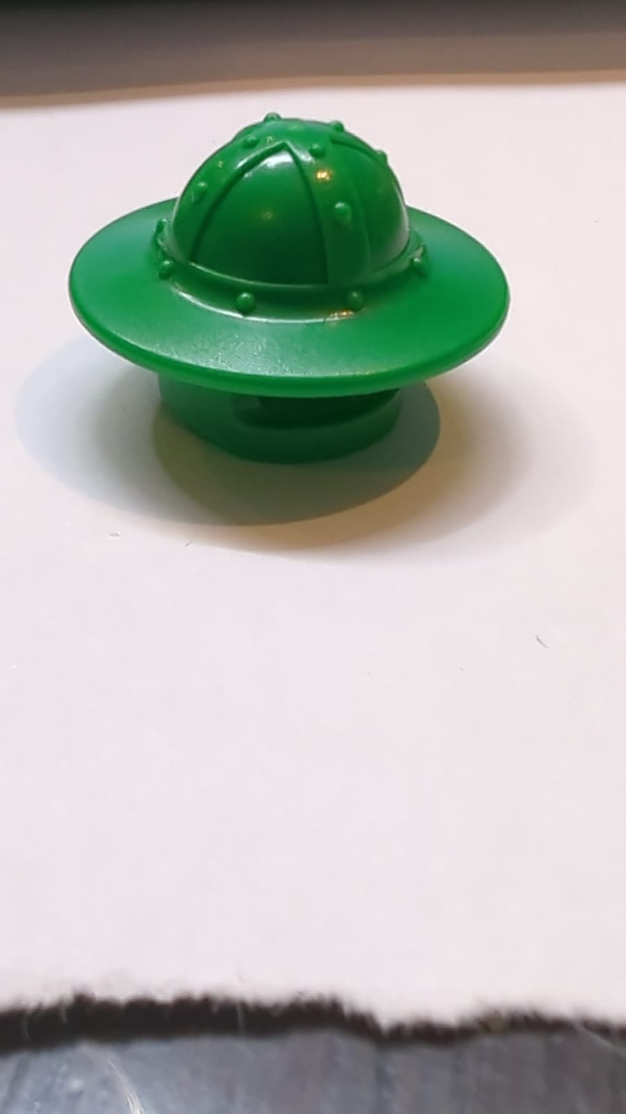 Kopfbedeckung Helm Burgkesselhut mit Kinnschutz und breiter Krempe grün