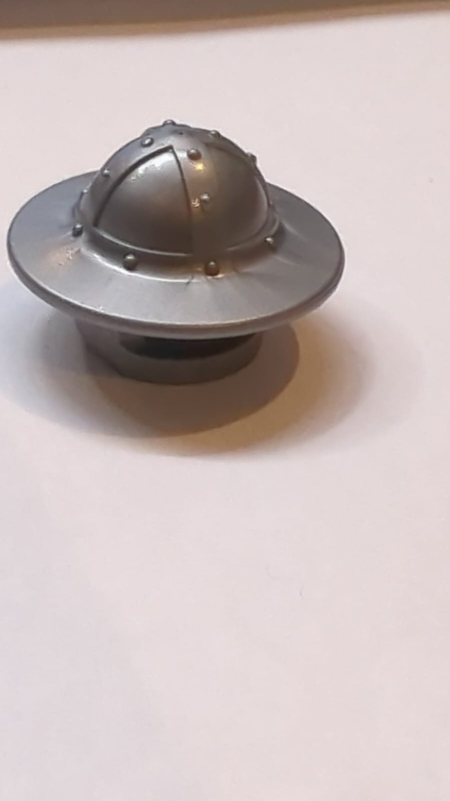 Kopfbedeckung Helm Burgkesselhut mit Kinnschutz und breiter Krempe pearlsilber