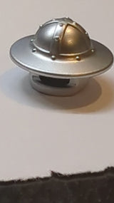 Kopfbedeckung Helm Burgkesselhut mit Kinnschutz und breiter Krempe metallic silber