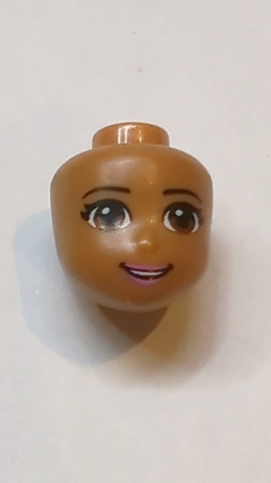 Friends Kopf mit Freunden, rötlich-braunen Augen, dunkelroten Lippen und offenem Mundlächeln-Muster