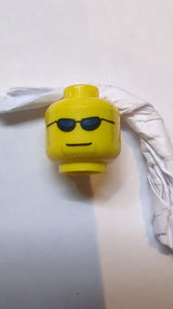Kopf Schwarze Sonnenbrille mit dunkelblauen Gläsern, dunkle Koteletten und Kinnbartstoppeln, grinendes Muster
