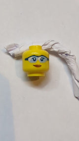 Kopf Weibliche dunkelblaue Augen und Wimpern, Schutzbrille mit hellblauen Gläsern und weißen Reflexionen, dunkelorangefarbene Lippen, leicht schiefer Grin-Muster