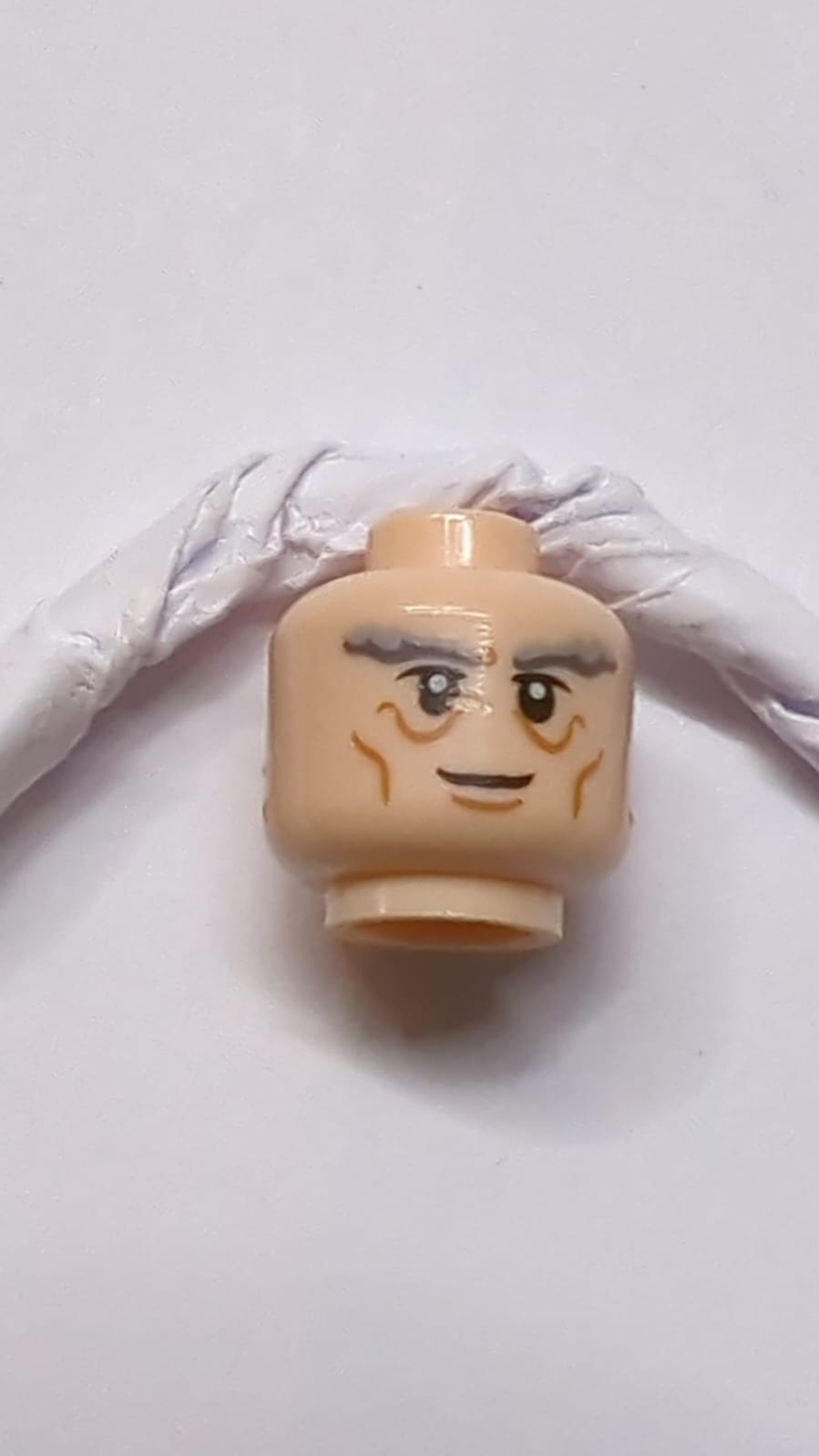 Kopf von LotR Gandalf, dicke graue Augenbrauen, Lächelmuster nougat (hell)