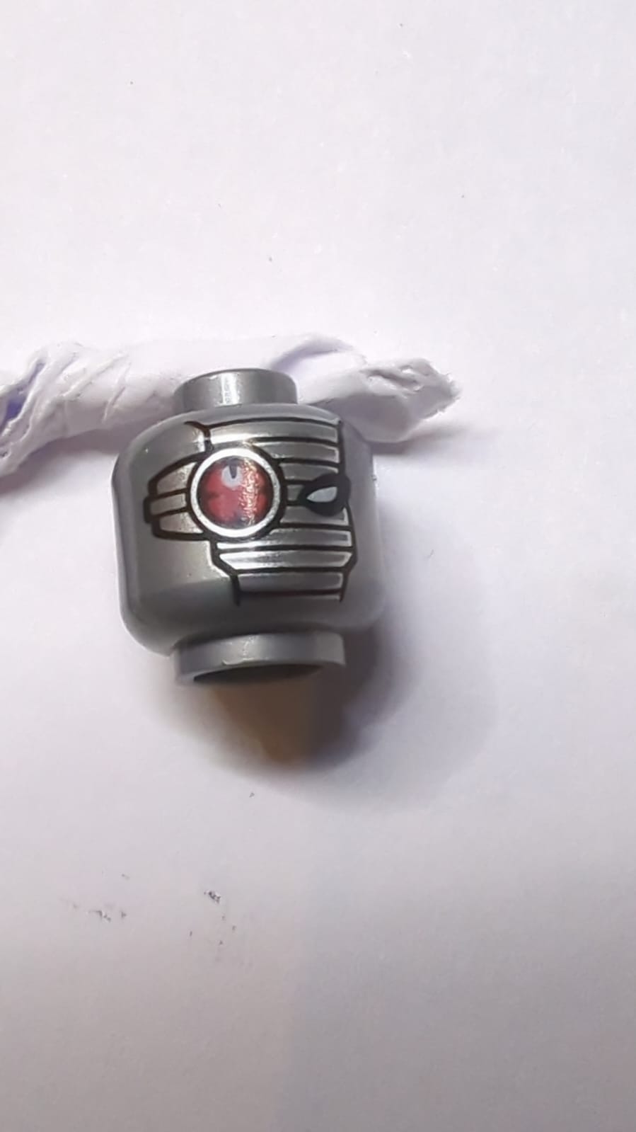 Kopf eines außerirdischen Wesens mit mechanischem rechtem Auge rot, silbernes Gesichtsmaskenmuster pearlsilber