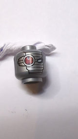 Kopf eines außerirdischen Wesens mit mechanischem rechtem Auge rot, silbernes Gesichtsmaskenmuster pearlsilber