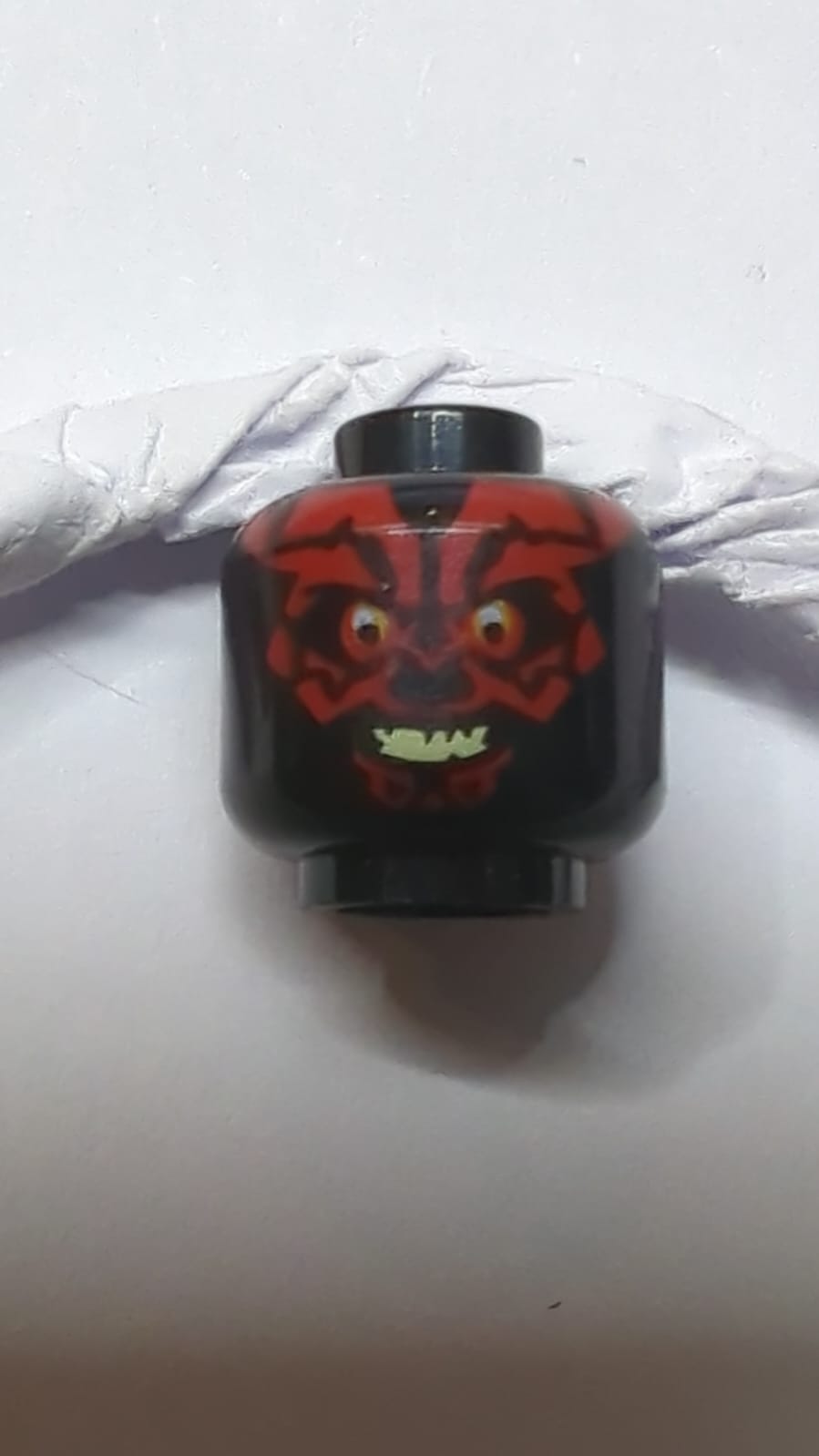 Kopf Alien mit SW Darth Maul, Rotes Gesicht, Böses Lächelmuster schwarz