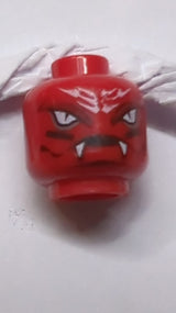 Kopf-Außerirdischer mit weißen Schlangenaugen und Stirnschuppen, schwarzen Linien auf den Wangen, weit geöffnetem Mund mit Fangzahnmuster rot