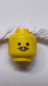 Kopf Standardgrinsen mit spitzem Schnurrbartmuster gelb