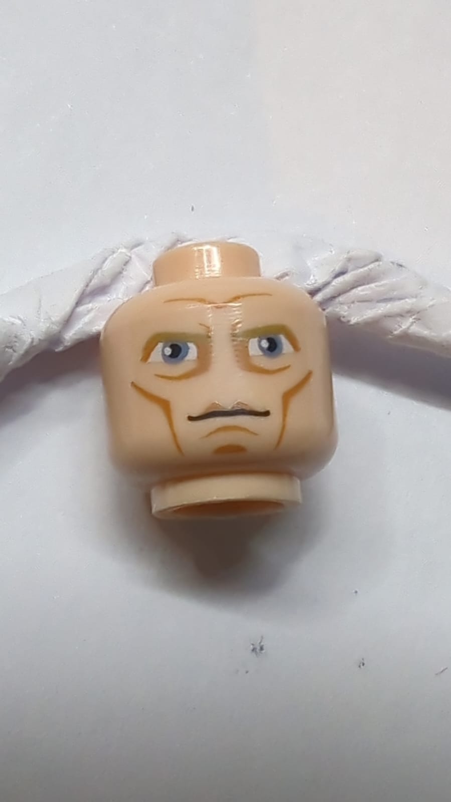 Kopf männlich, groß, blaue Augen, Wangenlinien und hohe Augenbrauenstruktur (SW Clone Wars Pre Vizsla) nougat (hell)