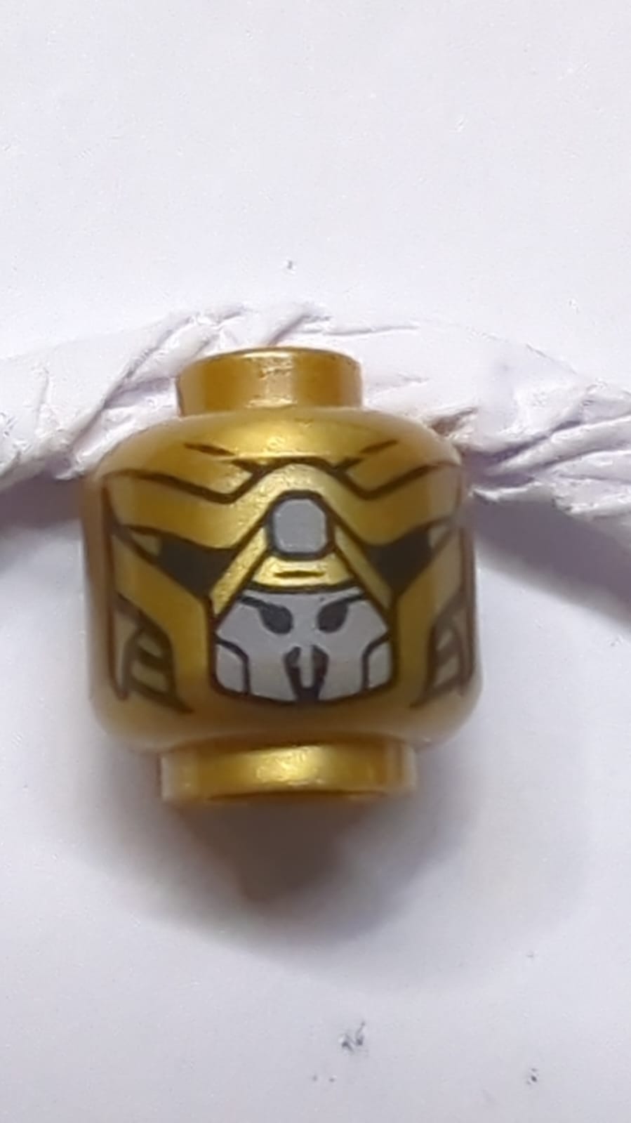 Kopf-Außerirdischer Chitauri mit Panzerplatten, schwarzen Augenlöchern, hellblau-grauem Mundschutzmuster pearlgold