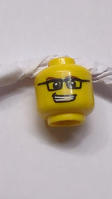 Kopf rötlich-braune Augenbrauen, schwarze rechteckige Brille, schiefer offener Mund mit Zahnaufdruck gelb