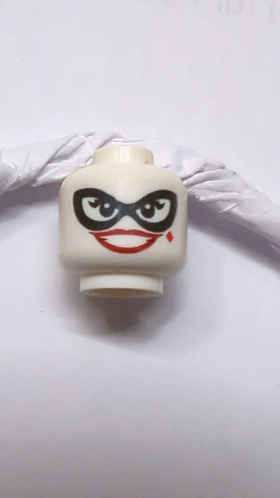 Kopf Doppelseitige weibliche schwarze Augenmaske, dunkelrote Lippen, Diamant auf der Wange, breites Lächeln / blauer Lidschatten, Stirnrunzeln-Muster weiß