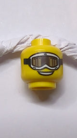 Weiße Skibrille mit schwarzem Riemen und dunkelbraunem sowie dunkelbraunem Glas, offenem Mundlächeln mit Zahnstruktur gelb