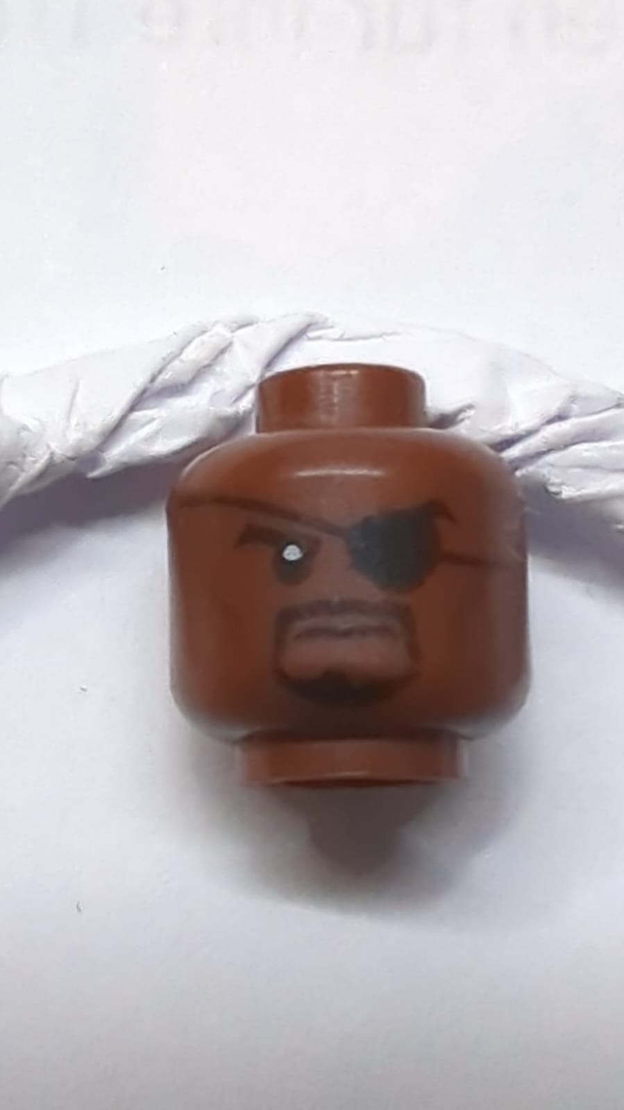 Schwarze Haare, schwarze Augenbraue, Augenklappe mit Spiegelung und Kinnbart, dunkelbraune Wangenlinien, Kinngrübchen und Narben, strenger Ausdruck (Nick Fury) neubraun