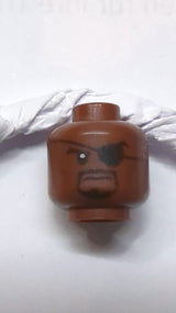 Schwarze Haare, schwarze Augenbraue, Augenklappe mit Spiegelung und Kinnbart, dunkelbraune Wangenlinien, Kinngrübchen und Narben, strenger Ausdruck (Nick Fury) neubraun