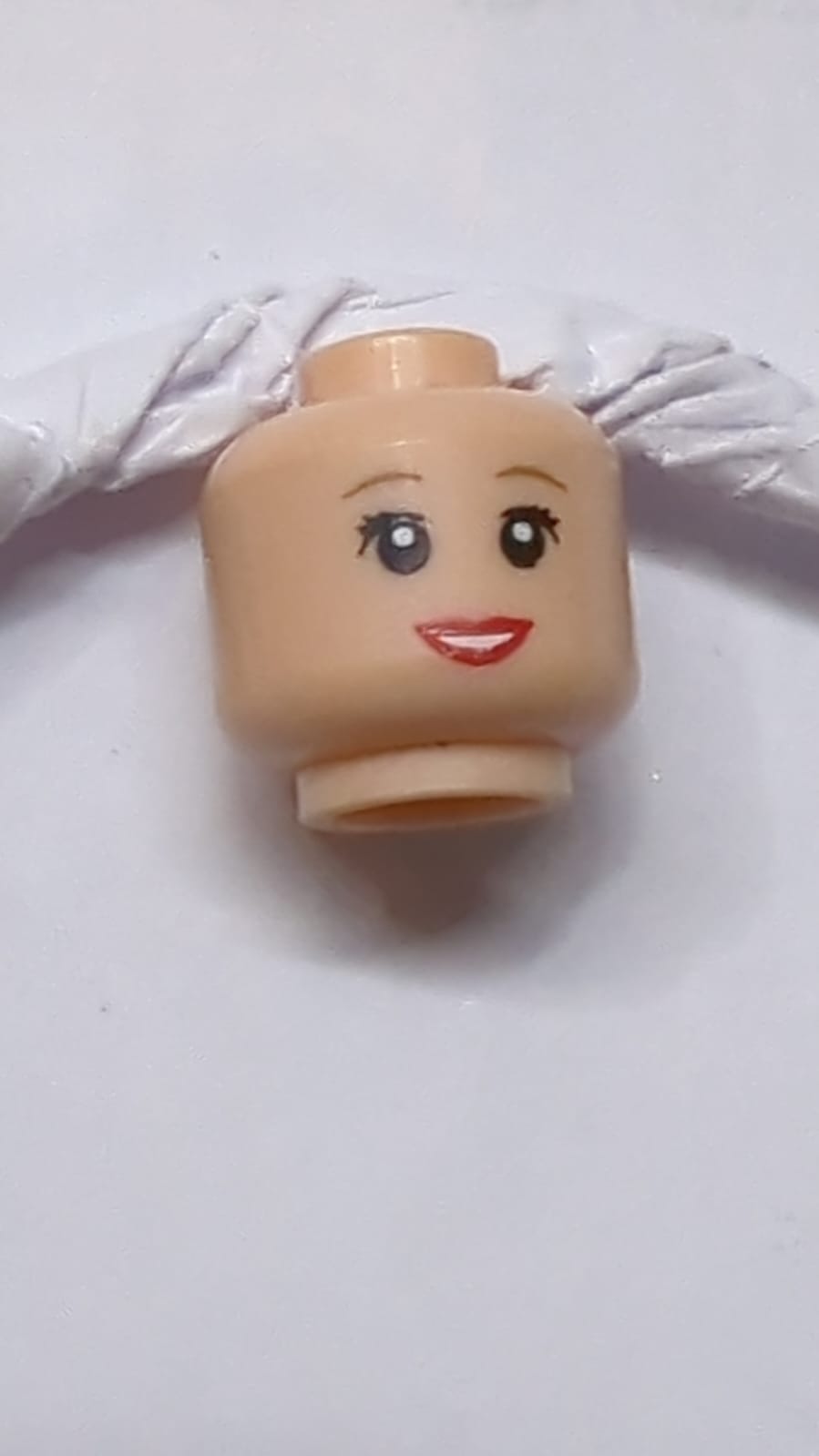 Kopf einer Frau mit roten Lippen, offenem Lächeln, braunen Augenbrauen, Wimpernmuster (Ariel) nougat (hell)