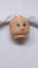 Kopf einer Frau mit roten Lippen, offenem Lächeln, braunen Augenbrauen, Wimpernmuster (Ariel) nougat (hell)