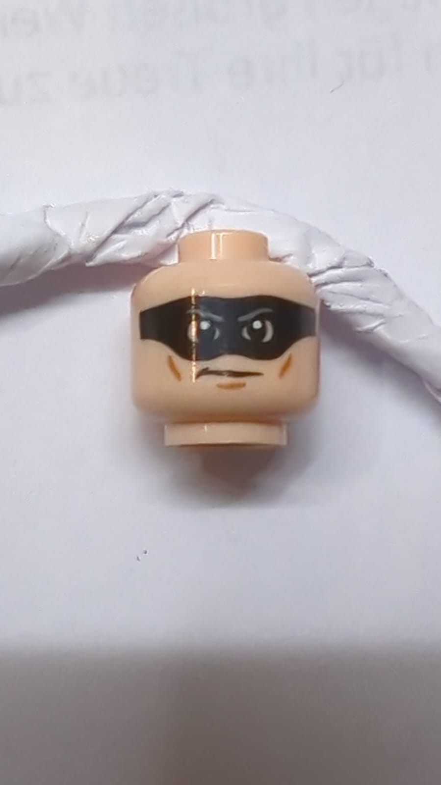 Kopf Schwarze Augenmaske, mittlere Nougat Backenlinien und Kinngrübchen, wütendes Muster nougat (hell)