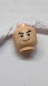 Kopf, Bart, schwarze schräg stehende Augenbrauen und voller Bartstoppel, Narben, Kinngrübchen, Schmunzelmuster nougat (hell)