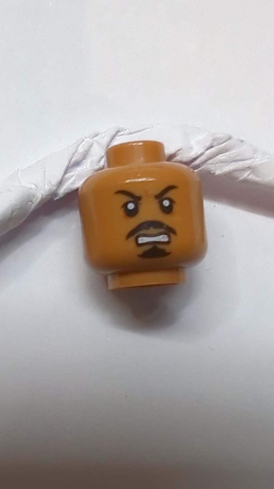 Kopf, doppelseitiger schwarzer Schnurrbart und Ziegenbart, weiße Pupillen, neutraler / geöffneter Mund mit zusammengeknirschten Zähnen (Tasu Leech) nougat (medium)