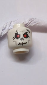 Kopfschädel mit Rissen und Löchern, Muster mit roten Augen weiß