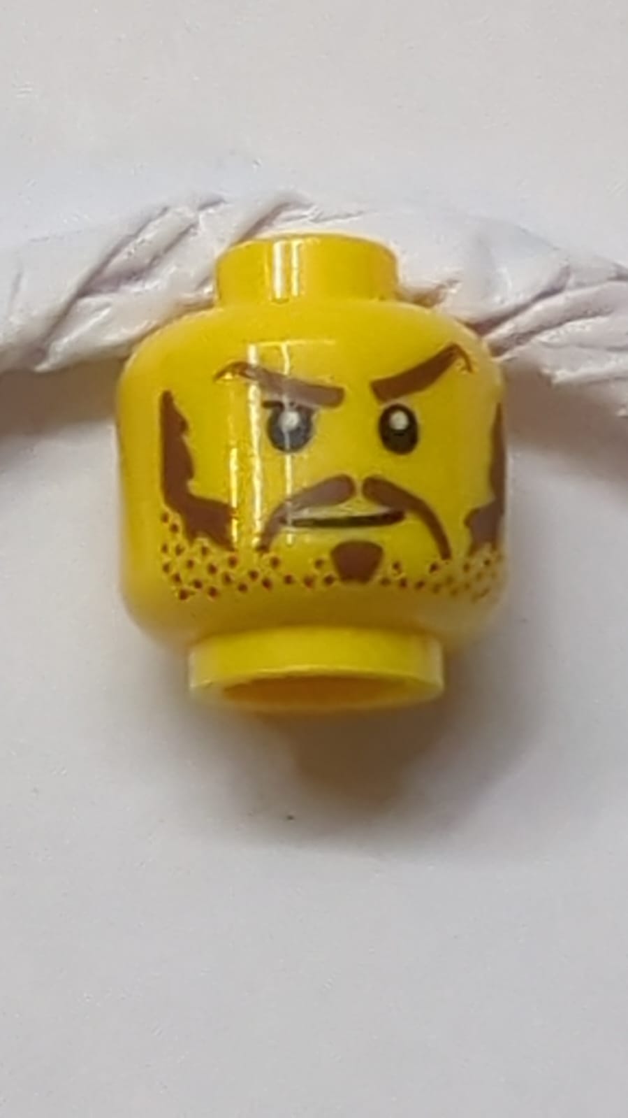 Kopf Dunkelbraune Augenbrauen, Schnurrbart, Seelenfleck, Koteletten und Bartstoppeln, Böses Grinsen Muster gelb