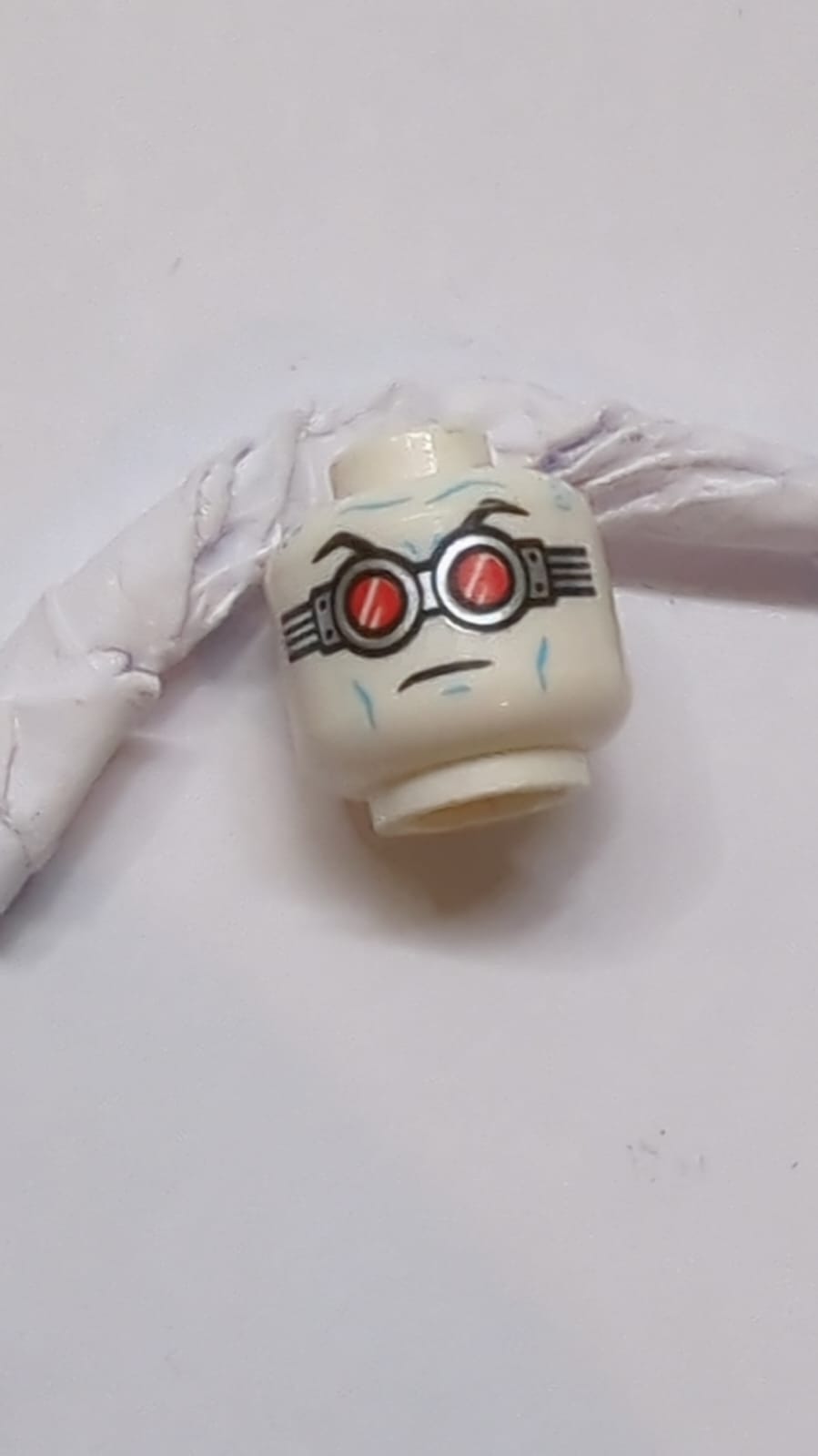 Kopfschutzbrille Silber mit roten Gläsern, mittleres Azurblau Faltenmuster (Mr. Freeze) weiß