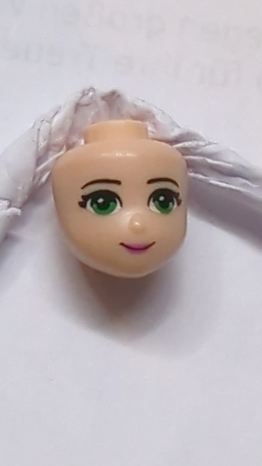 Kopf Friends mit dünnen schwarzen Augenbrauen, grünen Augen, dunkelrosa Lippen und geschlossenem Mundlächeln nougat (hell)