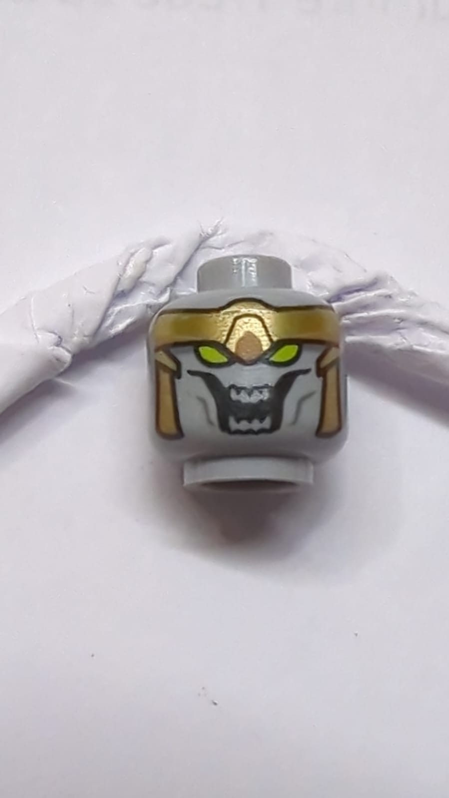 Kopf Alien mit goldener Rüstung, limettenfarbenen Augen, großem offenem Mund mit 8-Zahn-Muster neuhellgrau