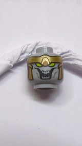 Kopf Alien mit goldener Rüstung, limettenfarbenen Augen, großem offenem Mund mit 8-Zahn-Muster neuhellgrau