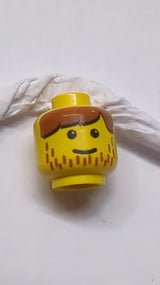 Kopf männlich, braune Haare und feines Bartstoppelmuster gelb