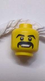 Kopf mit schwarzen, schrägen Augenbrauen und dickem Schnurrbart, offener Mund mit sichtbaren Zähnen beim Lächeln gelb