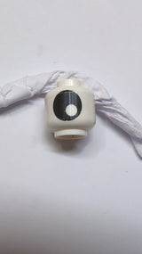 Kopf ohne Gesicht mit großem schwarzem Auge mit Pupillenmuster weiß