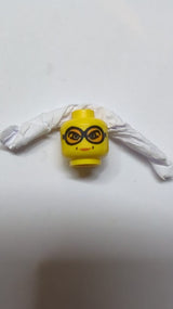 Kopf einer weiblichen Figur mit Brille und orangefarbenen Schutzbrillen, Grübchen um das Lippenmuster gelb