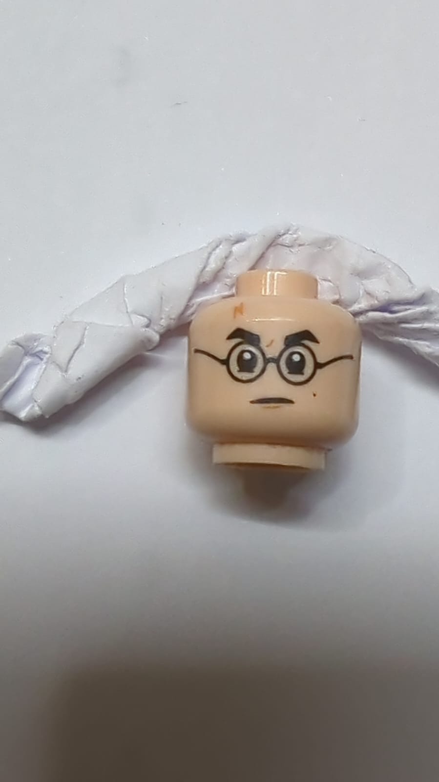 Kopf Doppelseitige schwarze Augenbrauen und Brille, mittlerer Nougatschock und Kinngrübchen, Grinsen / strenges Muster nougat (hell)