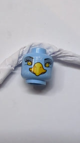 Kopf des doppelseitigen Alien Chima Adlers mit gelben Augen, sandblauer Lidschatten, hellorangefarbener Schnabel und weißen Federn, breites / schmales Augenmuster hellblau